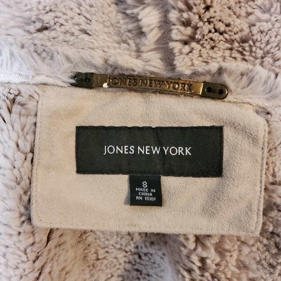 Jones New York Small Suade & Faux Fur Coat. - Picture 12 of 13